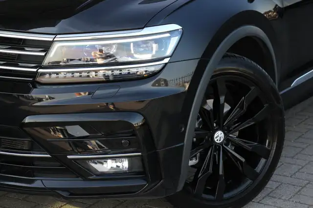 Volkswagen Tiguan Allspace view 3
