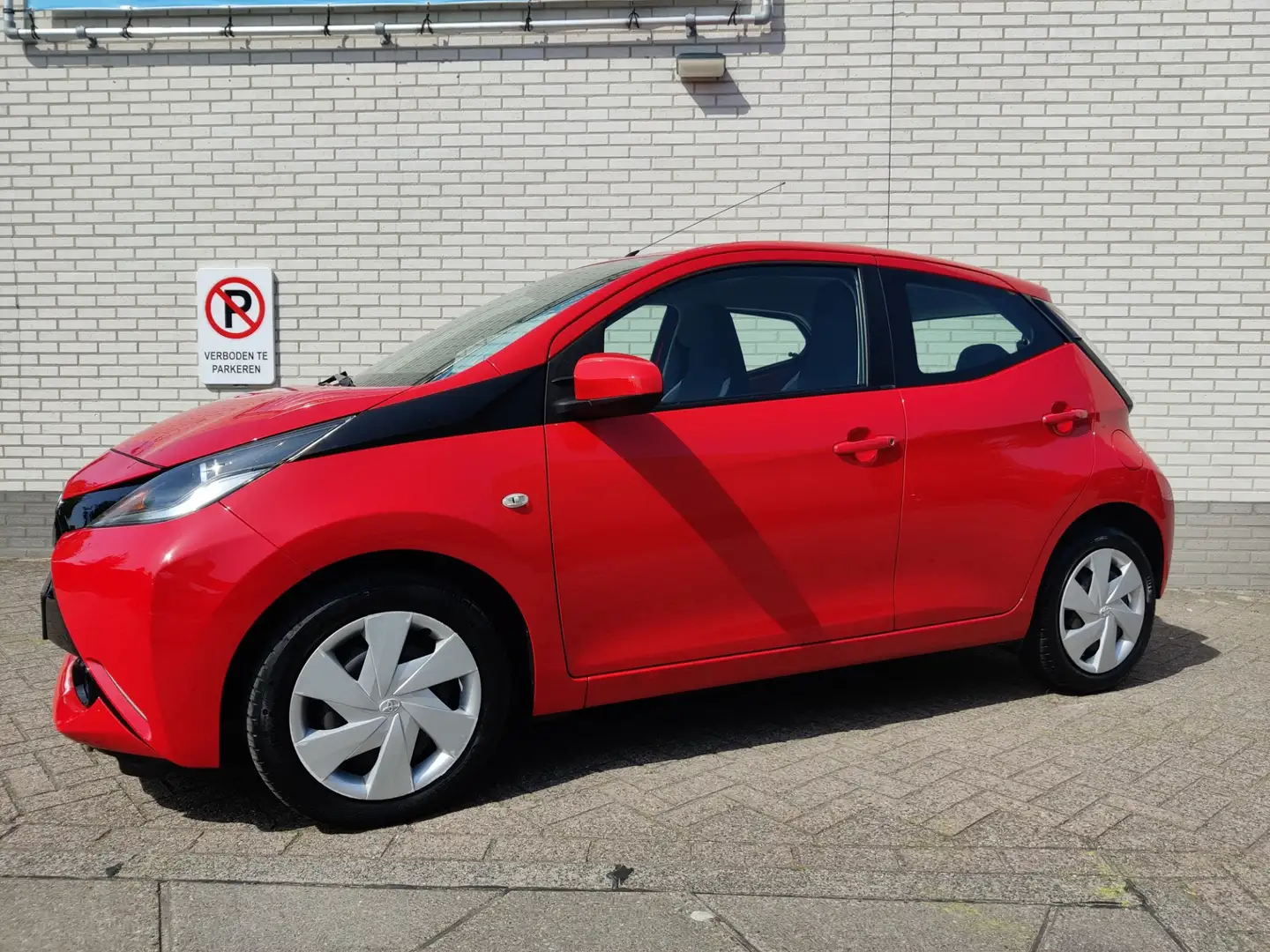 Toyota Aygo 1.0 VVT-i x-play Camera / Groot scherm! Rouge - 2