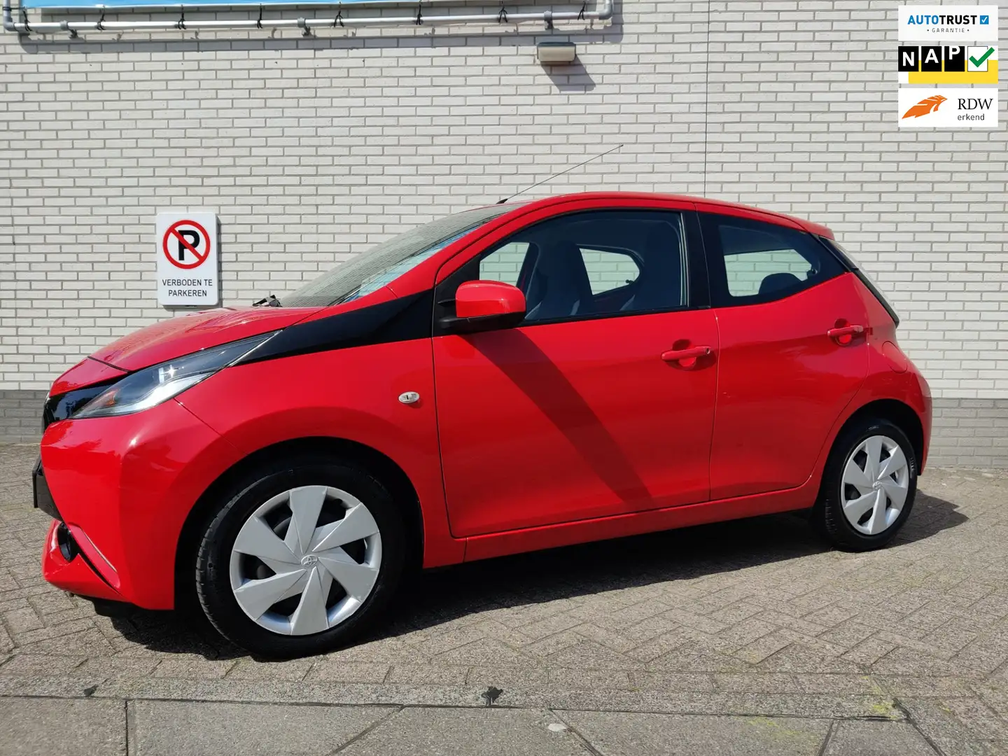 Toyota Aygo 1.0 VVT-i x-play Camera / Groot scherm! Rood - 1