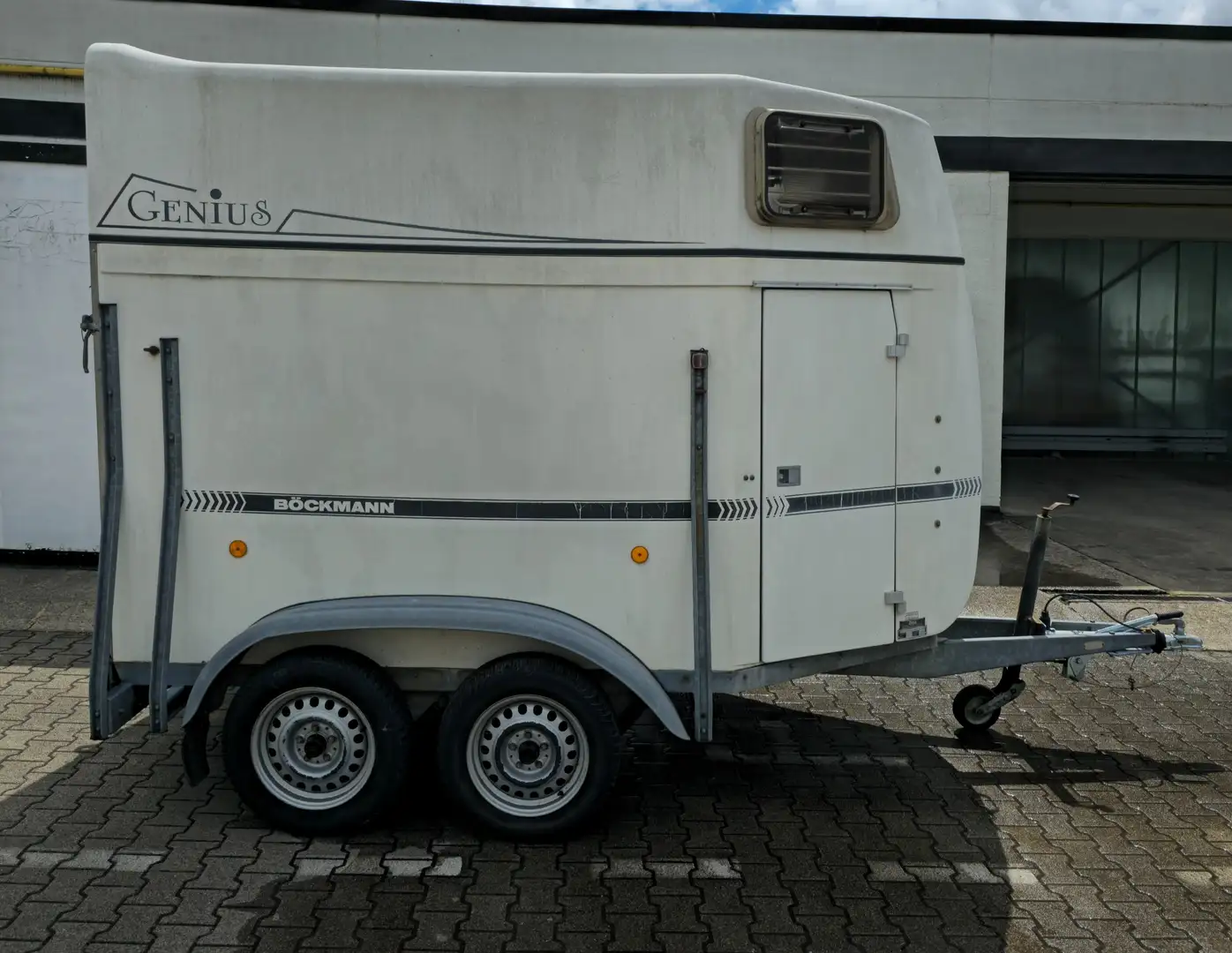 Böckmann Genius Vollpoly 2-Pferdeanhänger 2000 kg Weiß - 2
