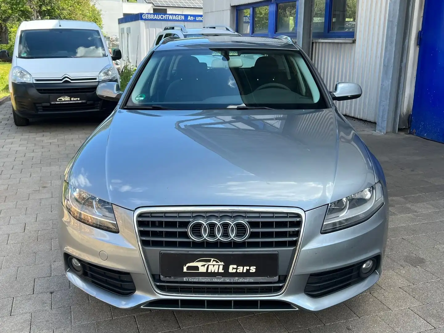 Audi A4 Avant Attraction Grau - 2