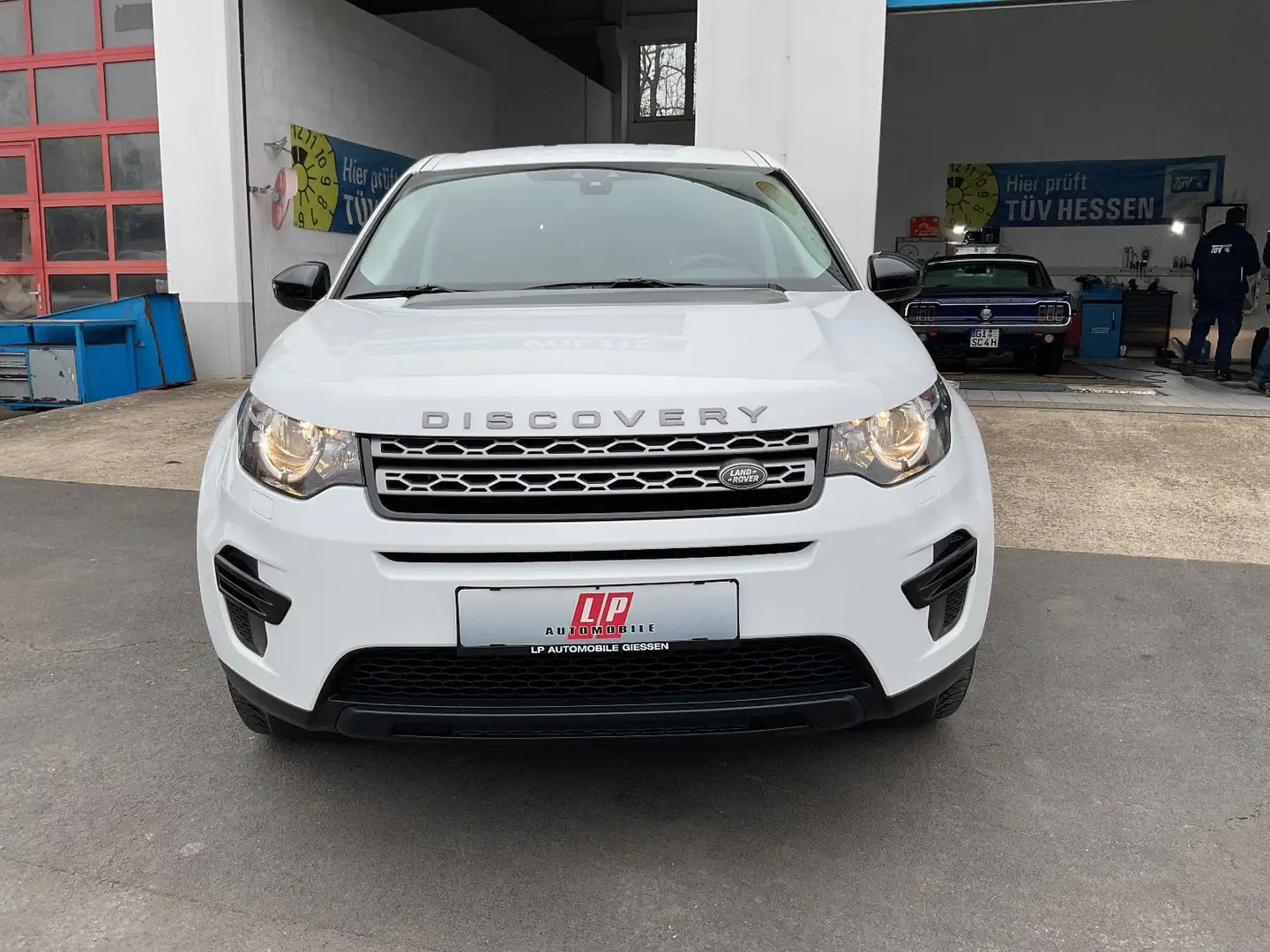 Land Rover Discovery Sport 20 D 150 PS Pure 4X4 AHK Euro6 Weiß - 2