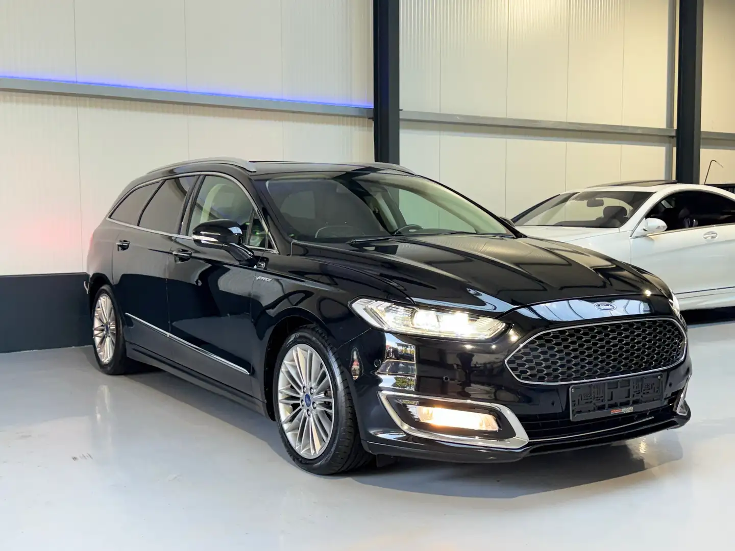 Ford Mondeo Mondeo Vignale 2.0 TDCi AUT LED NAVI LEDER PAN AHK Schwarz - 1