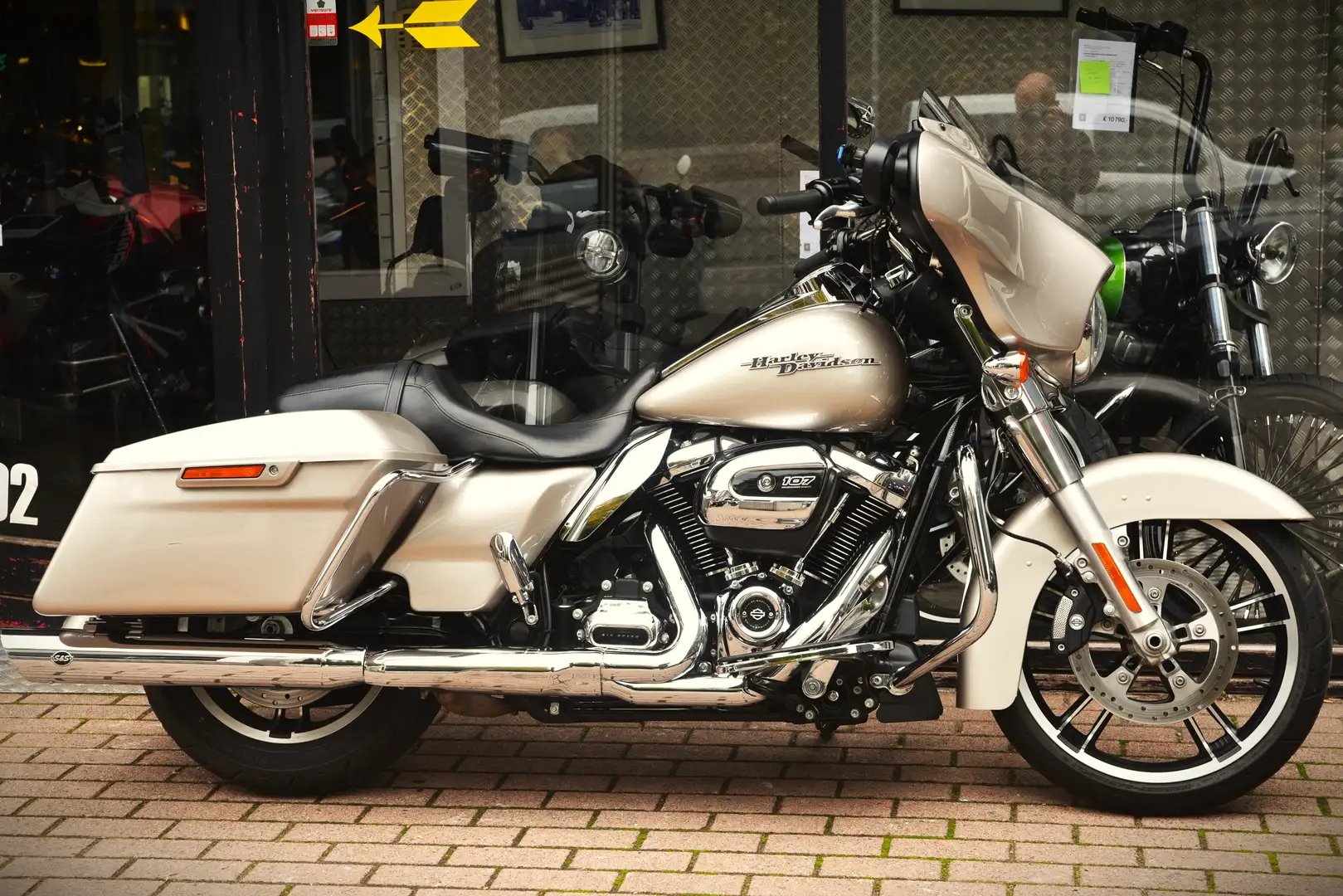 Harley-Davidson Street Glide 107 ***MOTO VERTE*** Argent - 2