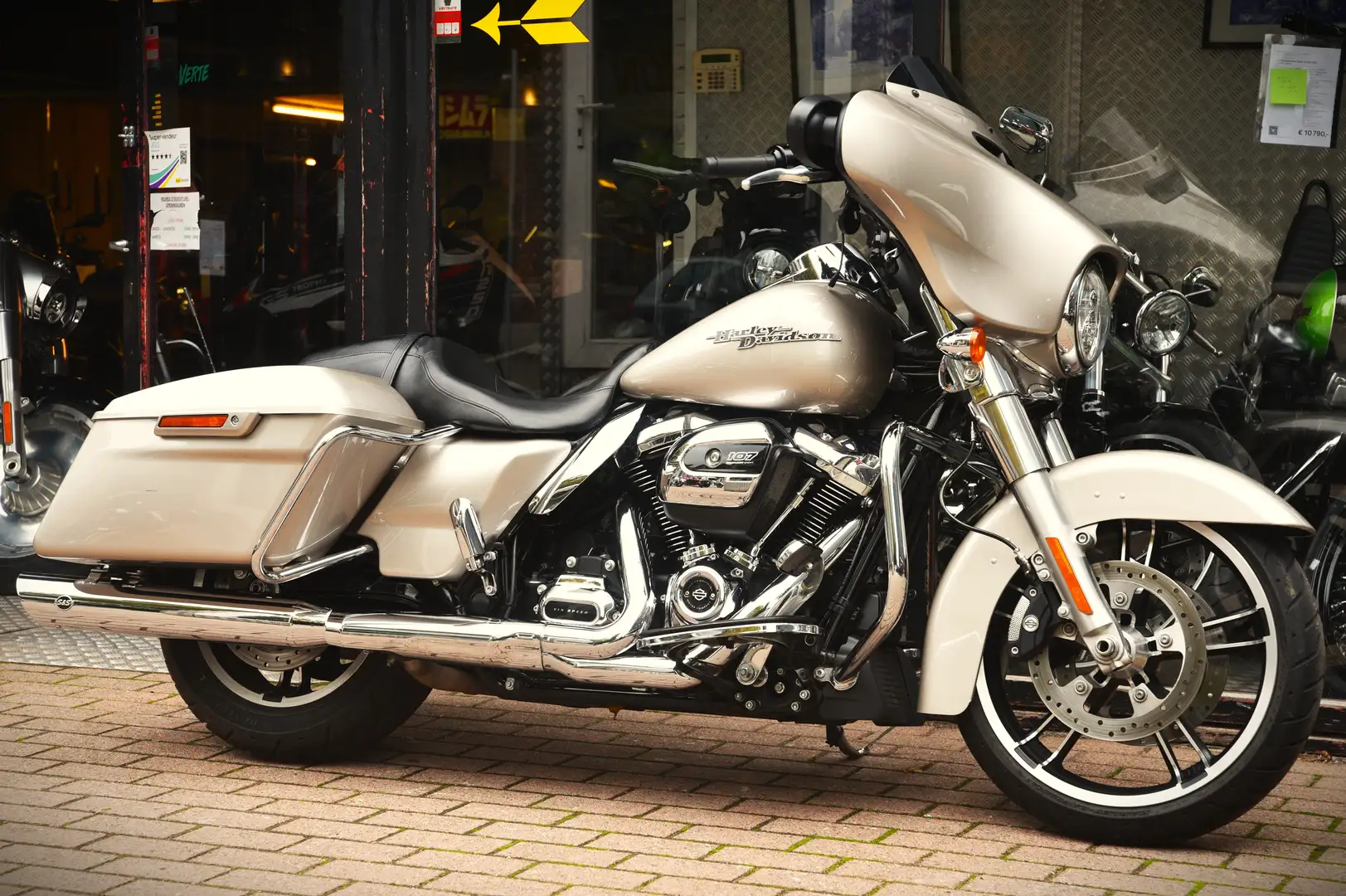 Harley-Davidson Street Glide 107 ***MOTO VERTE*** Argent - 1