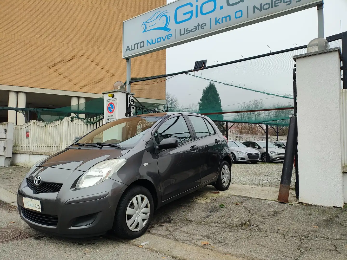 Toyota Yaris 1.0 70 CV KM 111938-2010 Grigio - 1
