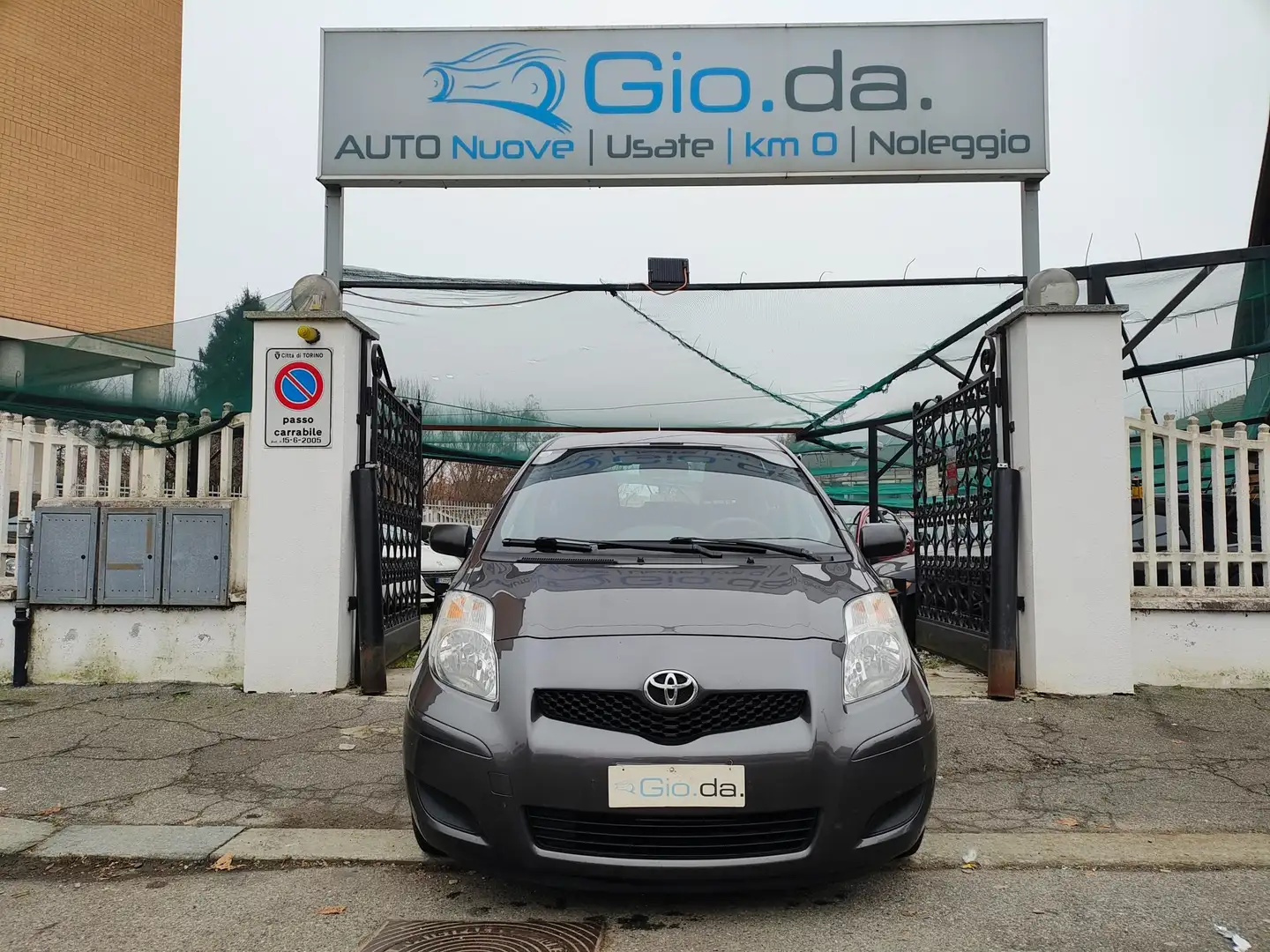 Toyota Yaris 1.0 70 CV KM 111938-2010 Grigio - 2