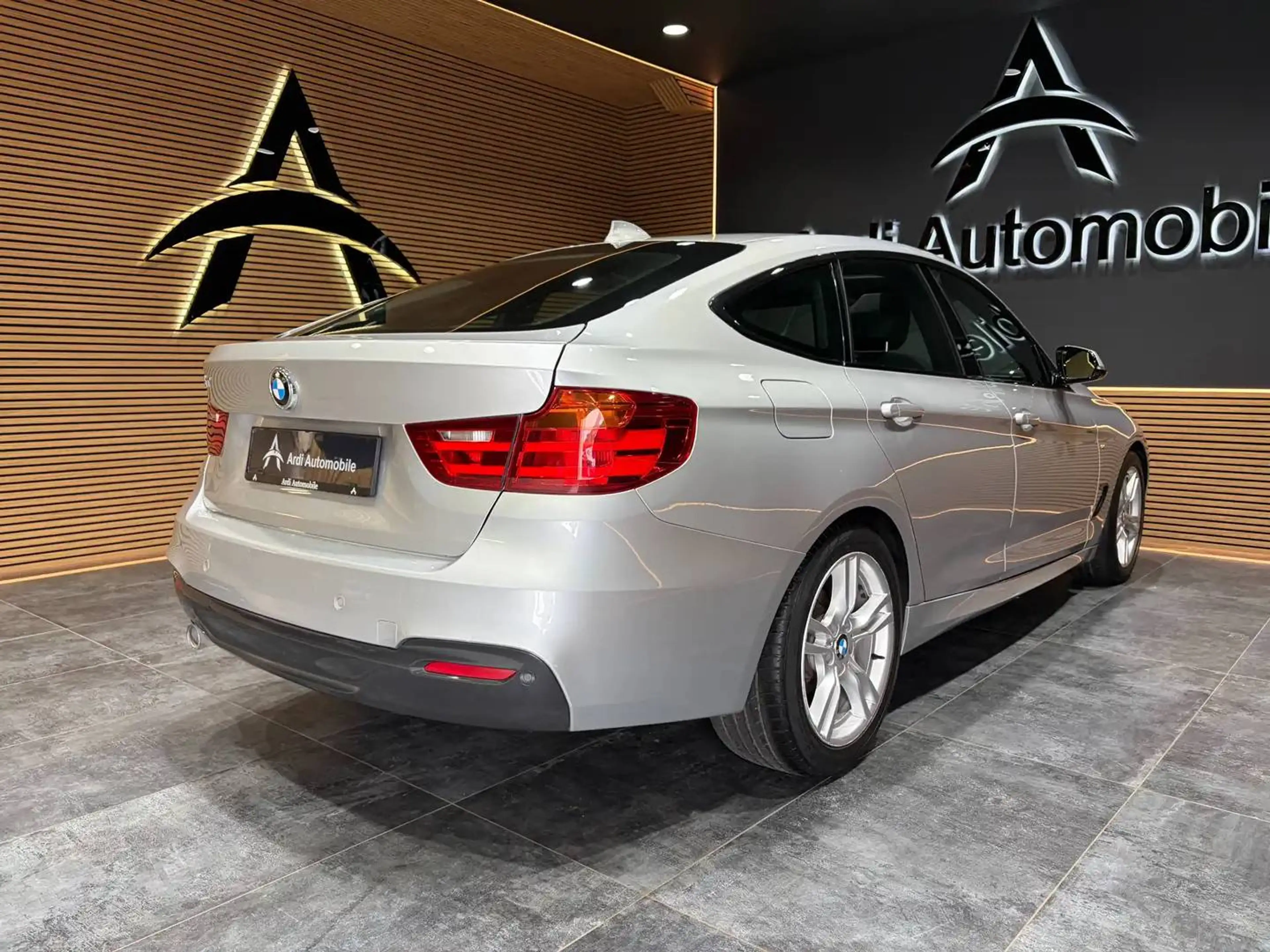 BMW 318 dA Gran Turismo *PACK M*TOIT OUV+PANO*LED*1ER PROPRIO*GARANTIE — photo 4