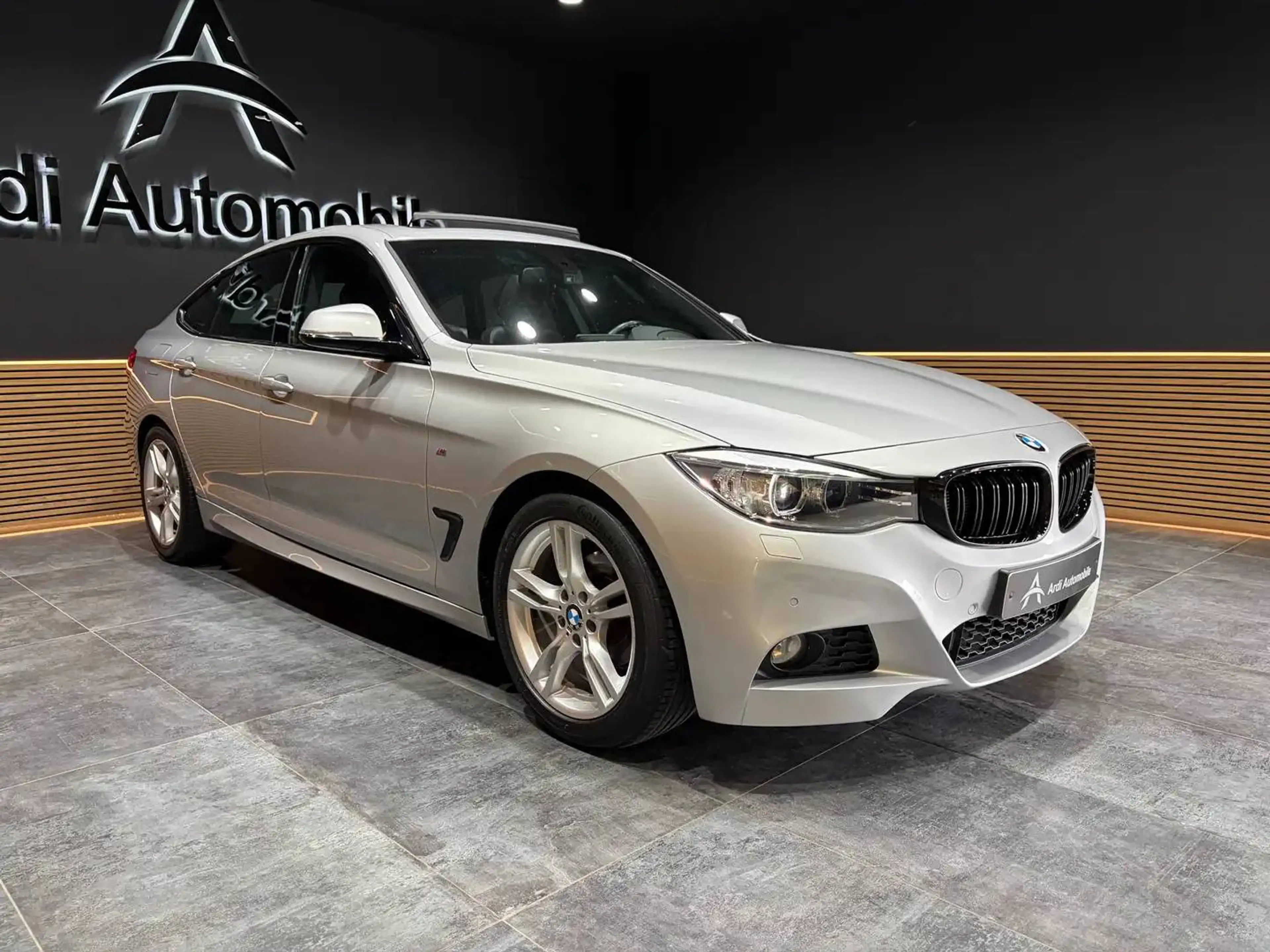 BMW 318 dA Gran Turismo *PACK M*TOIT OUV+PANO*LED*1ER PROPRIO*GARANTIE — photo 3