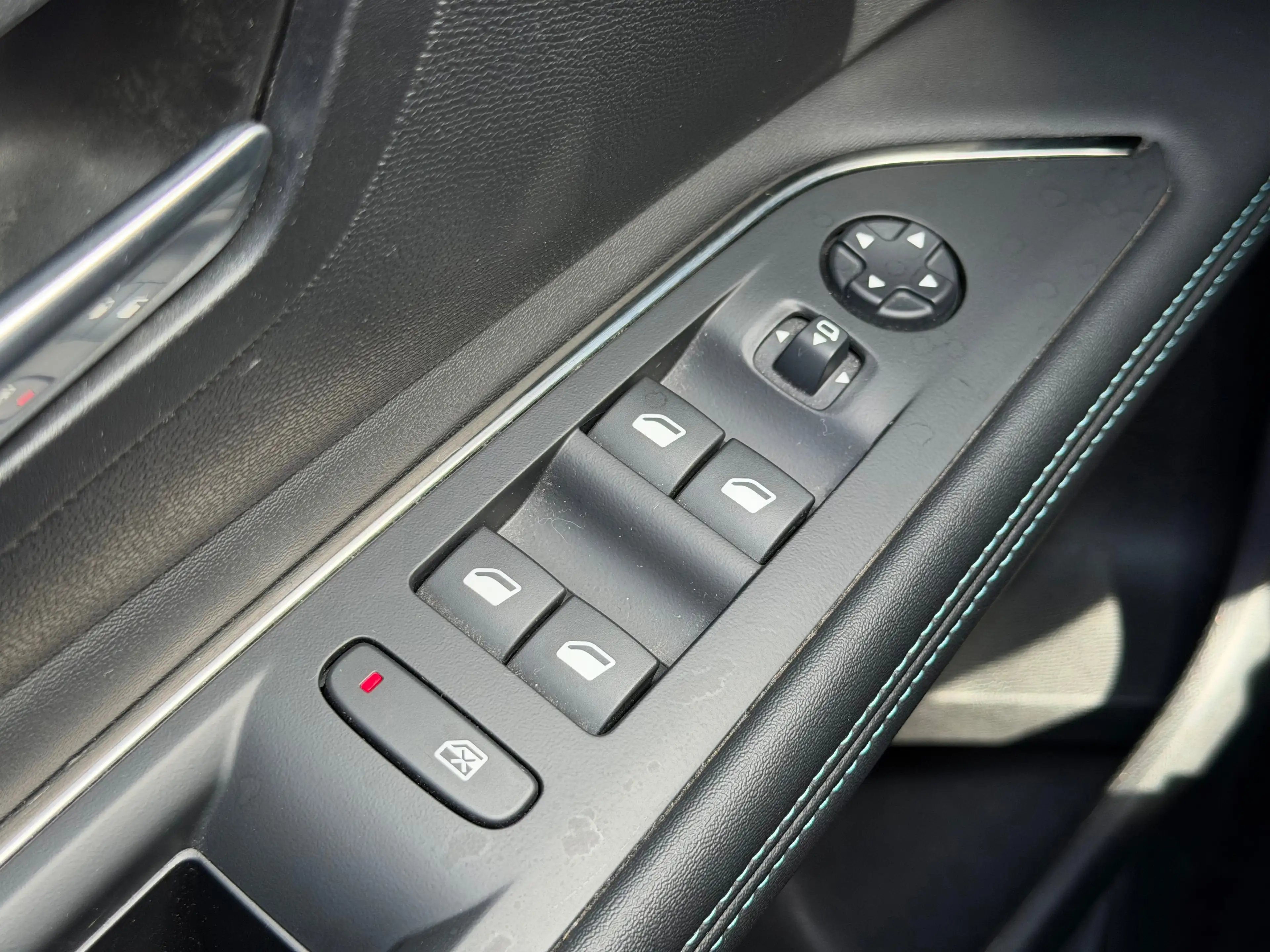 Peugeot 3008 3008 1.6 Hybrid Allure Pack 13.215€ + NETTO — photo 24