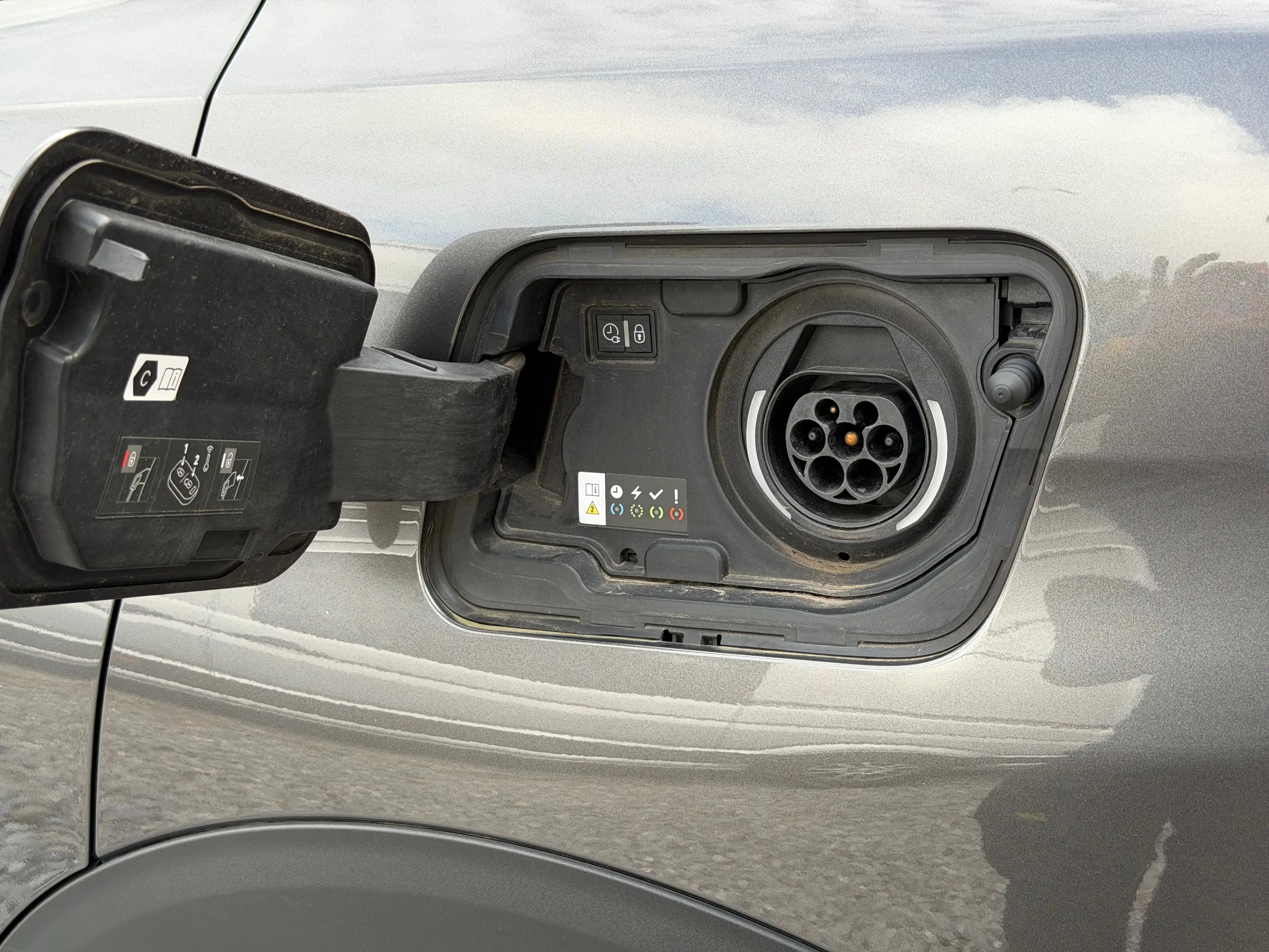 Peugeot 3008 3008 1.6 Hybrid Allure Pack 13.215€ + NETTO — photo 8