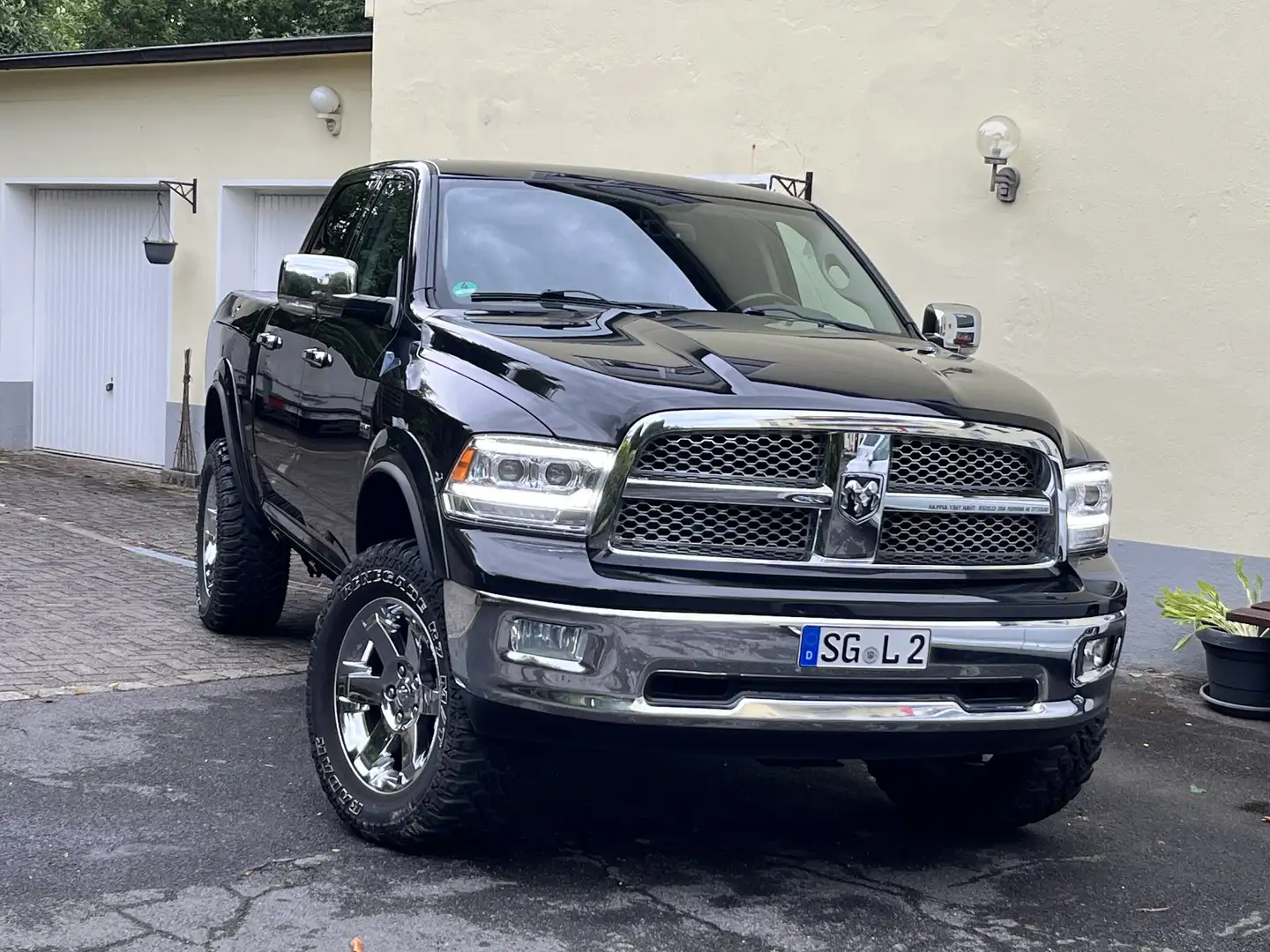 Dodge RAM 1500 5.7l Hemi Crew Cab Laramie Noir - 1
