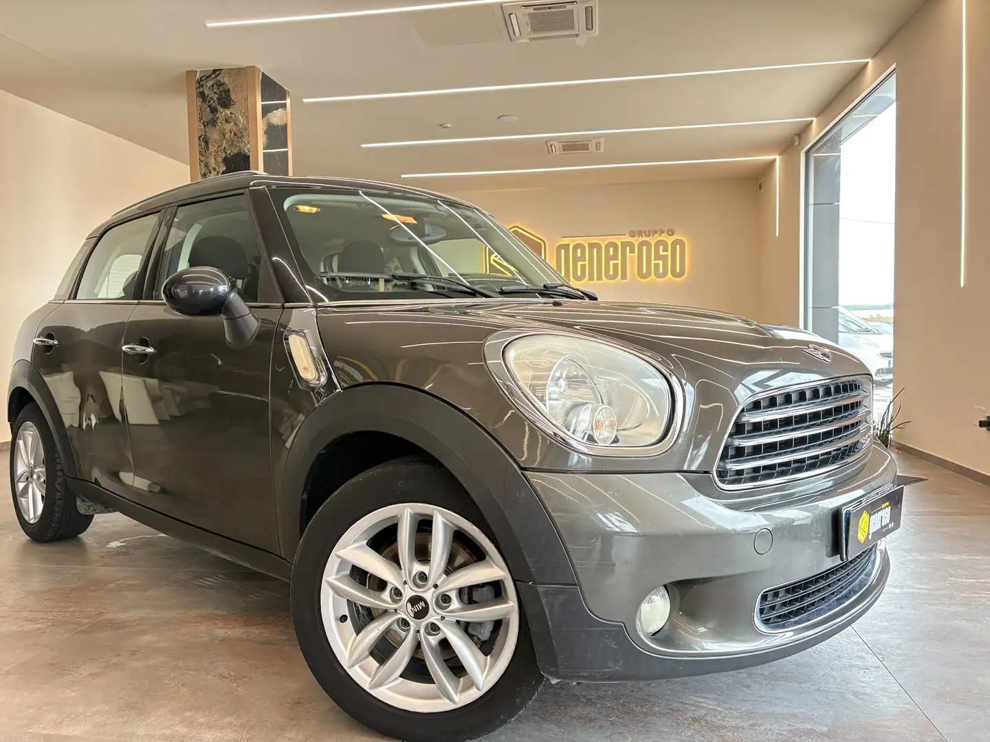 MINI Cooper D Countryman Mini Countryman R60 1.6 111CV Cooper d Gris - 1