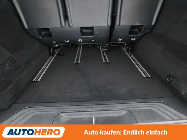 Mercedes-Benz V-Class view 17