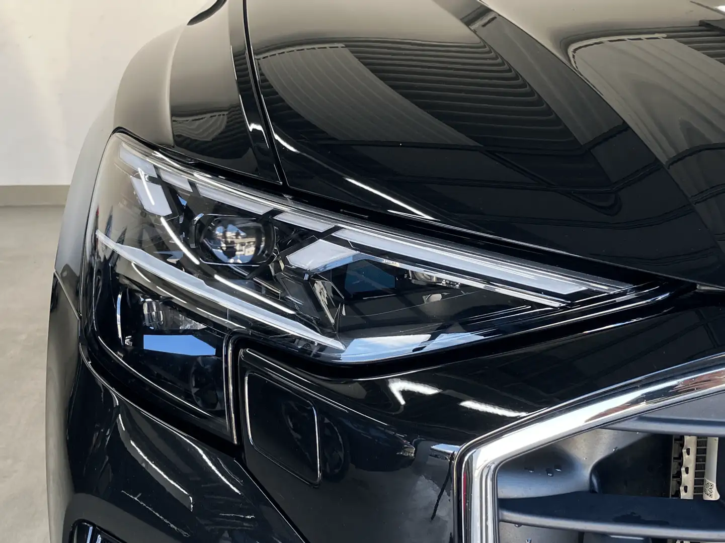 Audi Q8 TFSI e quattro 290 kW Schwarz - 2