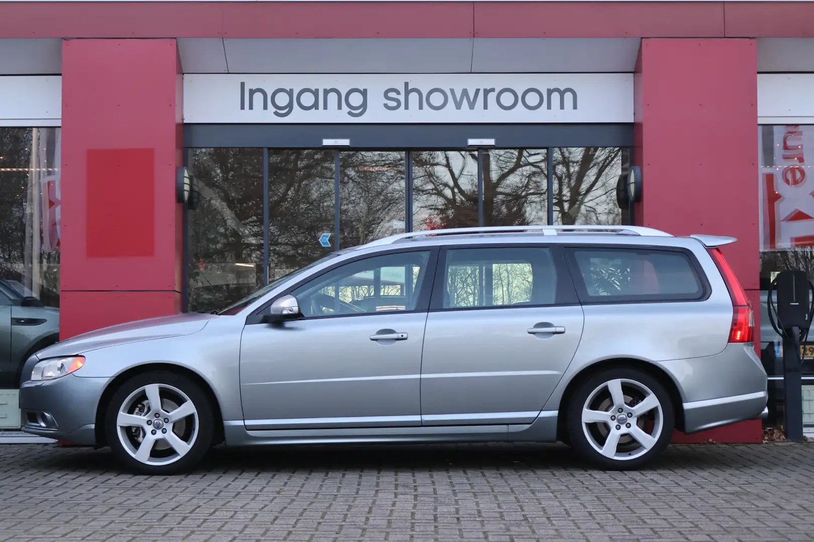 Volvo V70 2.0T R-Edition | Origineel NL | 1ste Eigenaar | Tr Grau - 2