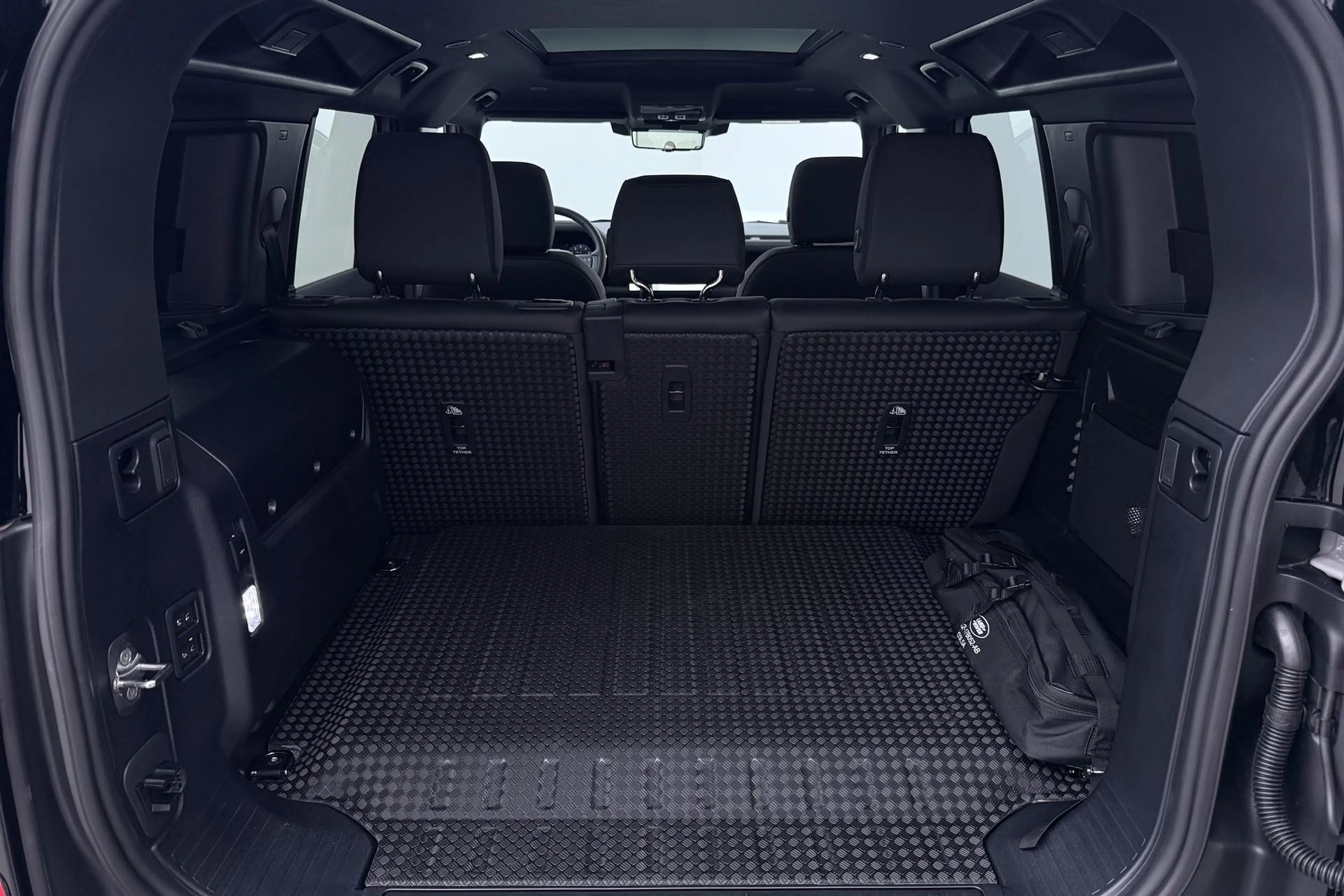 Land Rover Defender 110 P300e X-Dynamic SE | Luchtvering | ClearSight — photo 48