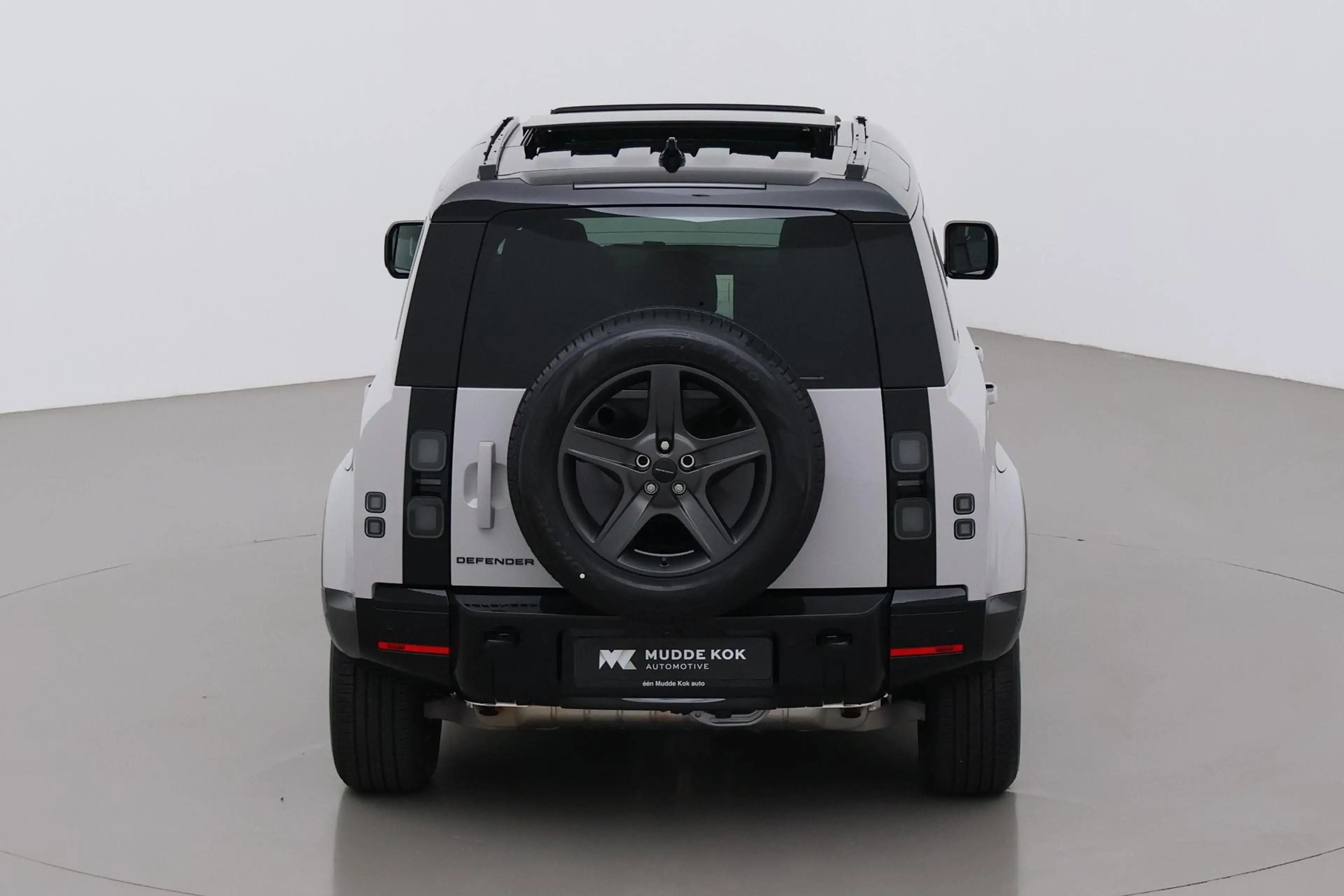 Land Rover Defender 110 P300e X-Dynamic SE | Luchtvering | ClearSight — photo 9