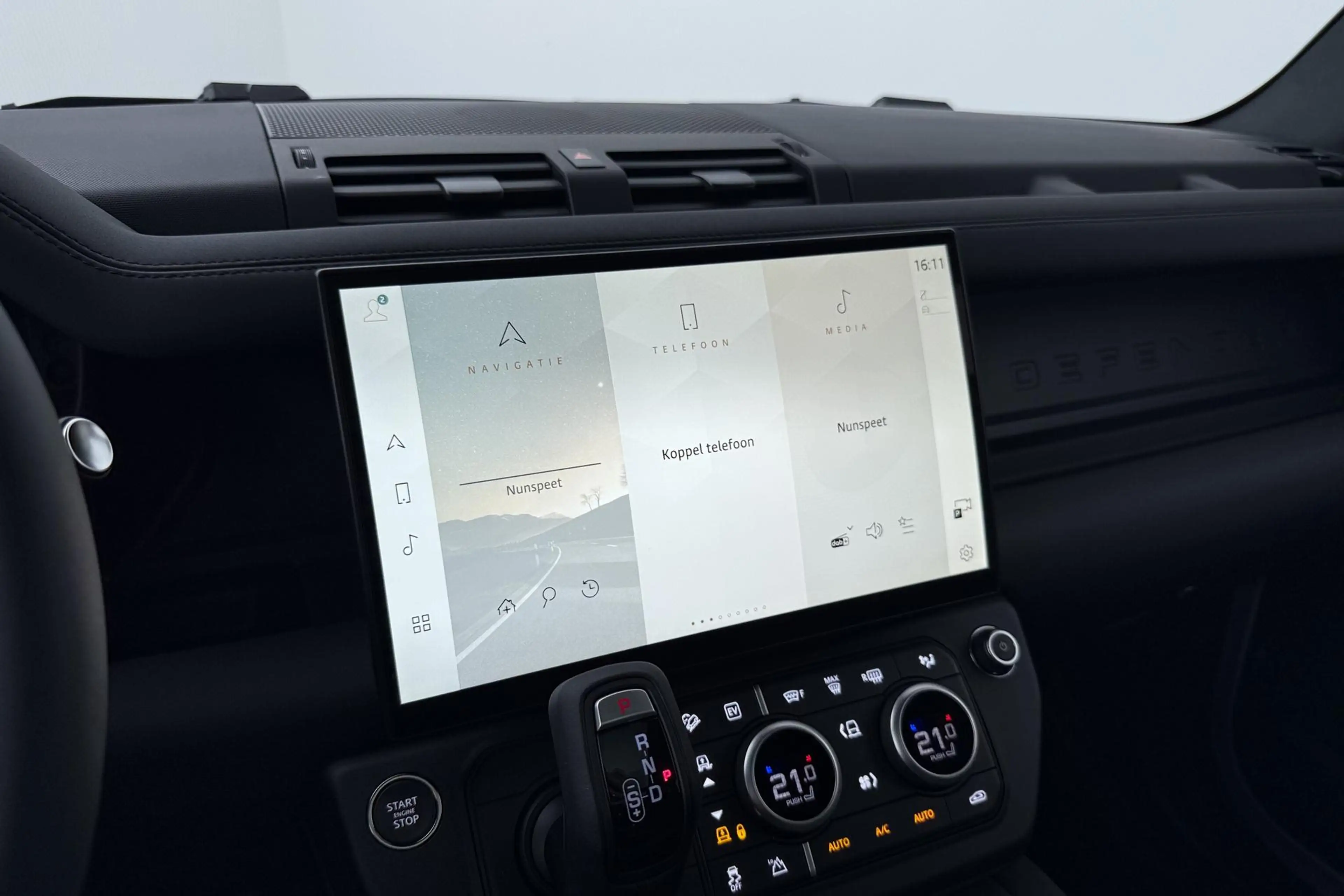 Land Rover Defender 110 P300e X-Dynamic SE | Luchtvering | ClearSight — photo 22