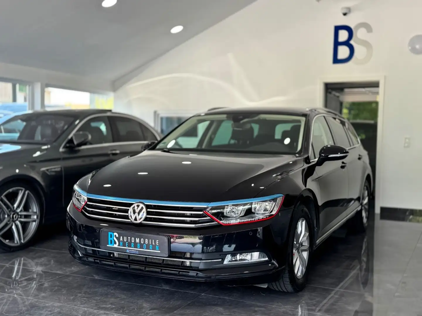 Volkswagen Passat Variant /DSG/Kamera/schw.AHK/LED/Masssage Schwarz - 2