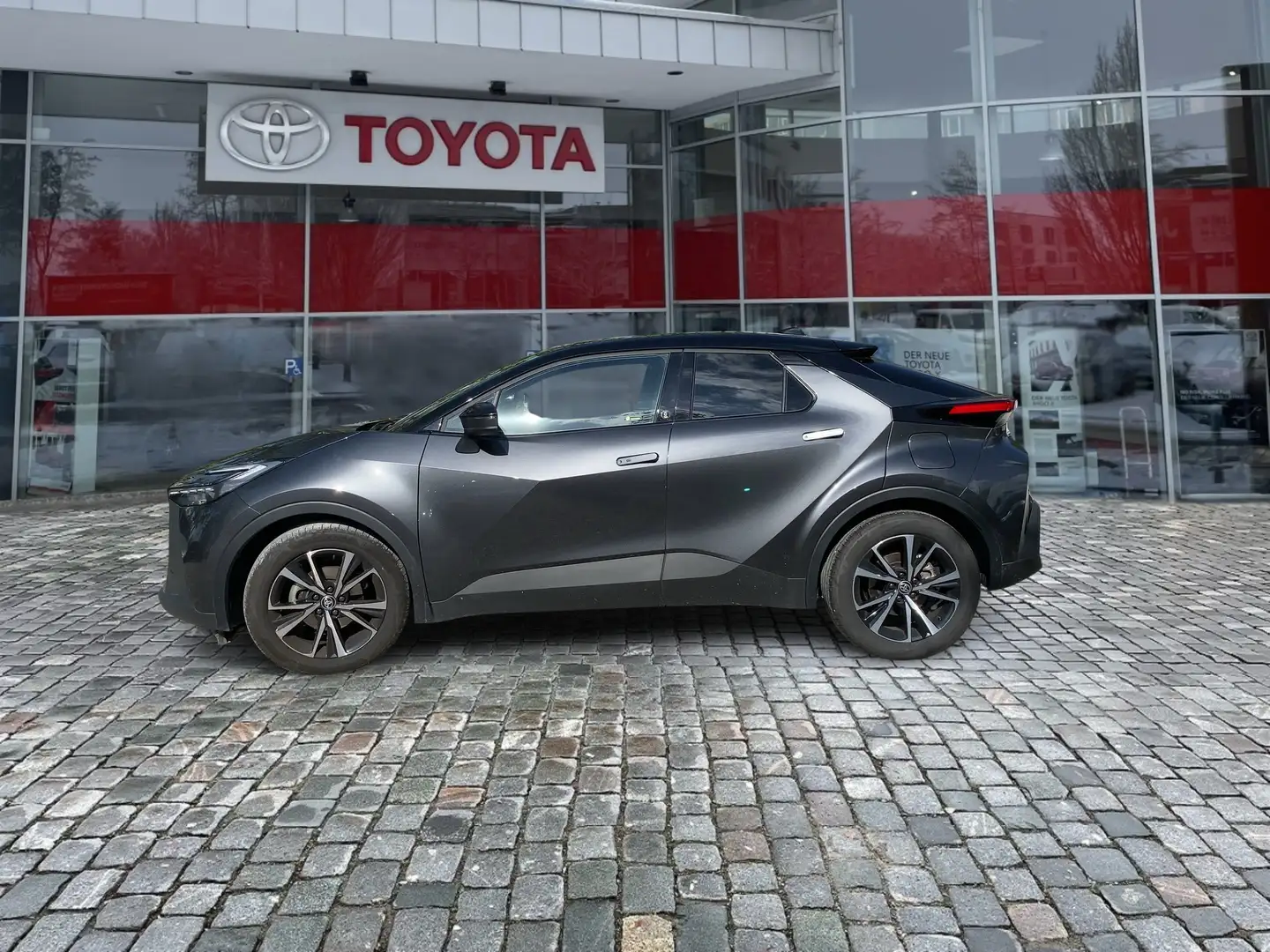 Toyota C-HR 1,8 Team Deutschland *Technik-Paket* Grau - 2