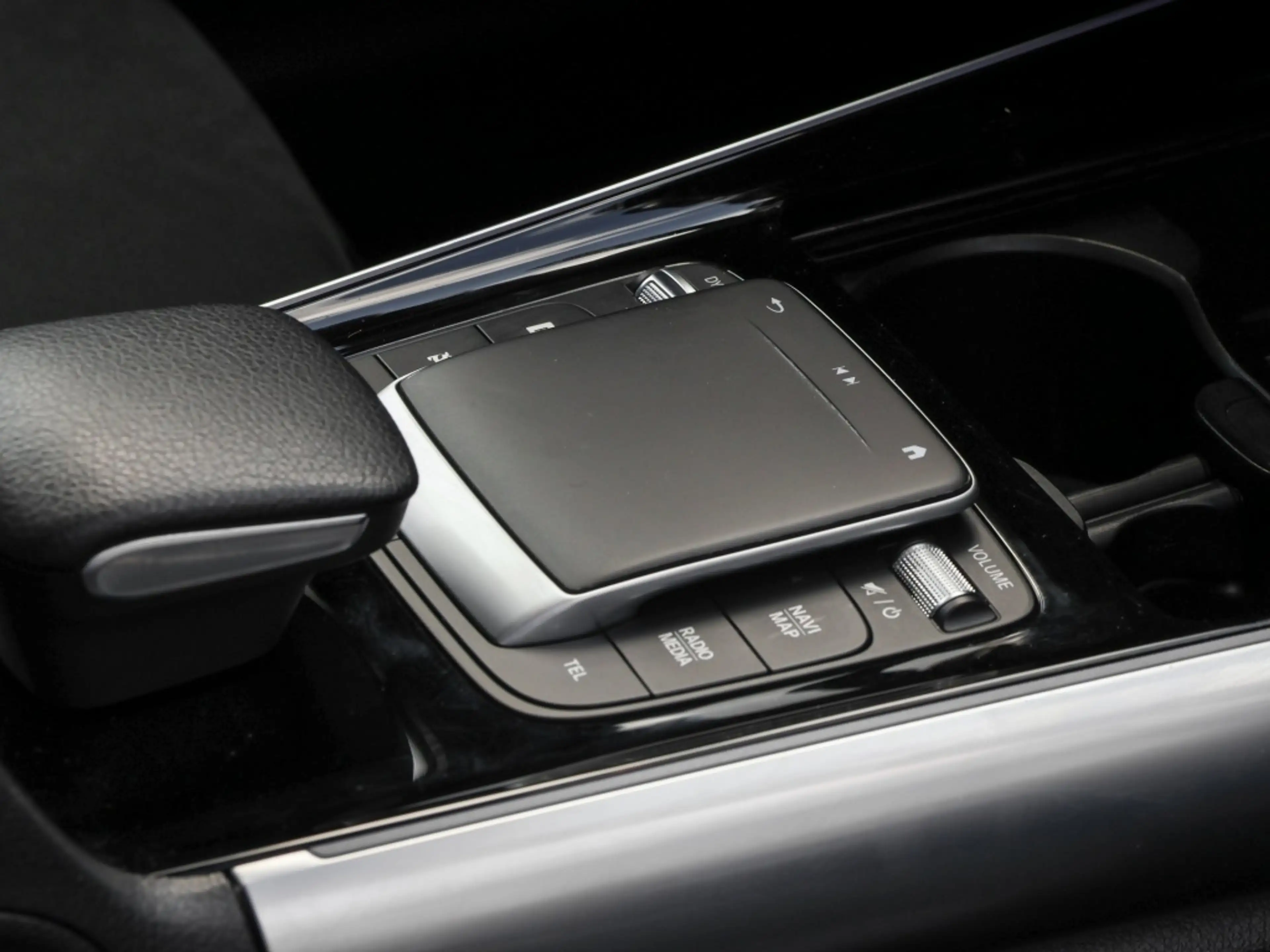 Mercedes-Benz GLA 250 4M AMG-Sport+Pano+Ambiente+Cam+LED+SHD — photo 8