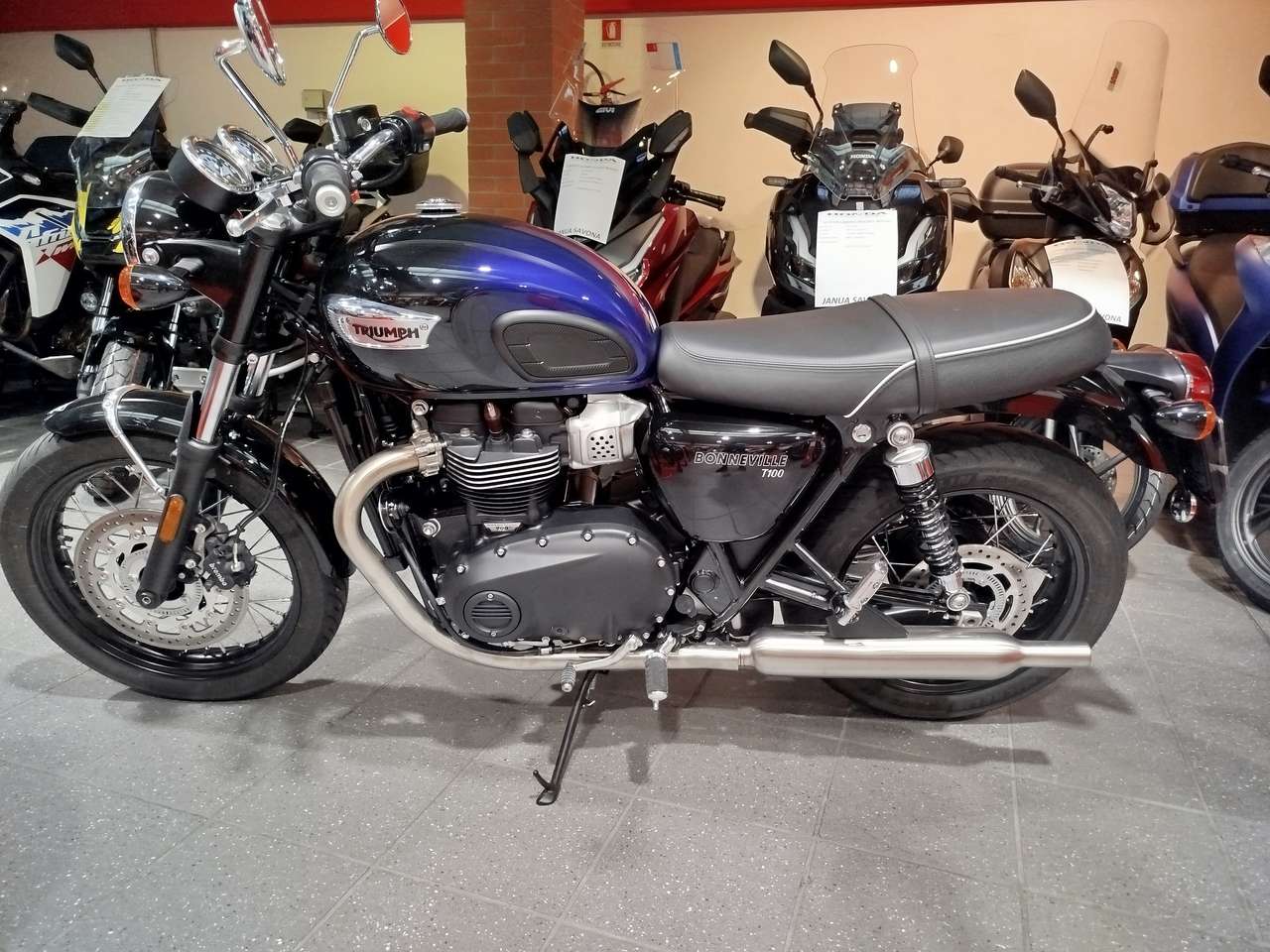 Triumph Bonneville T100 stealth edition