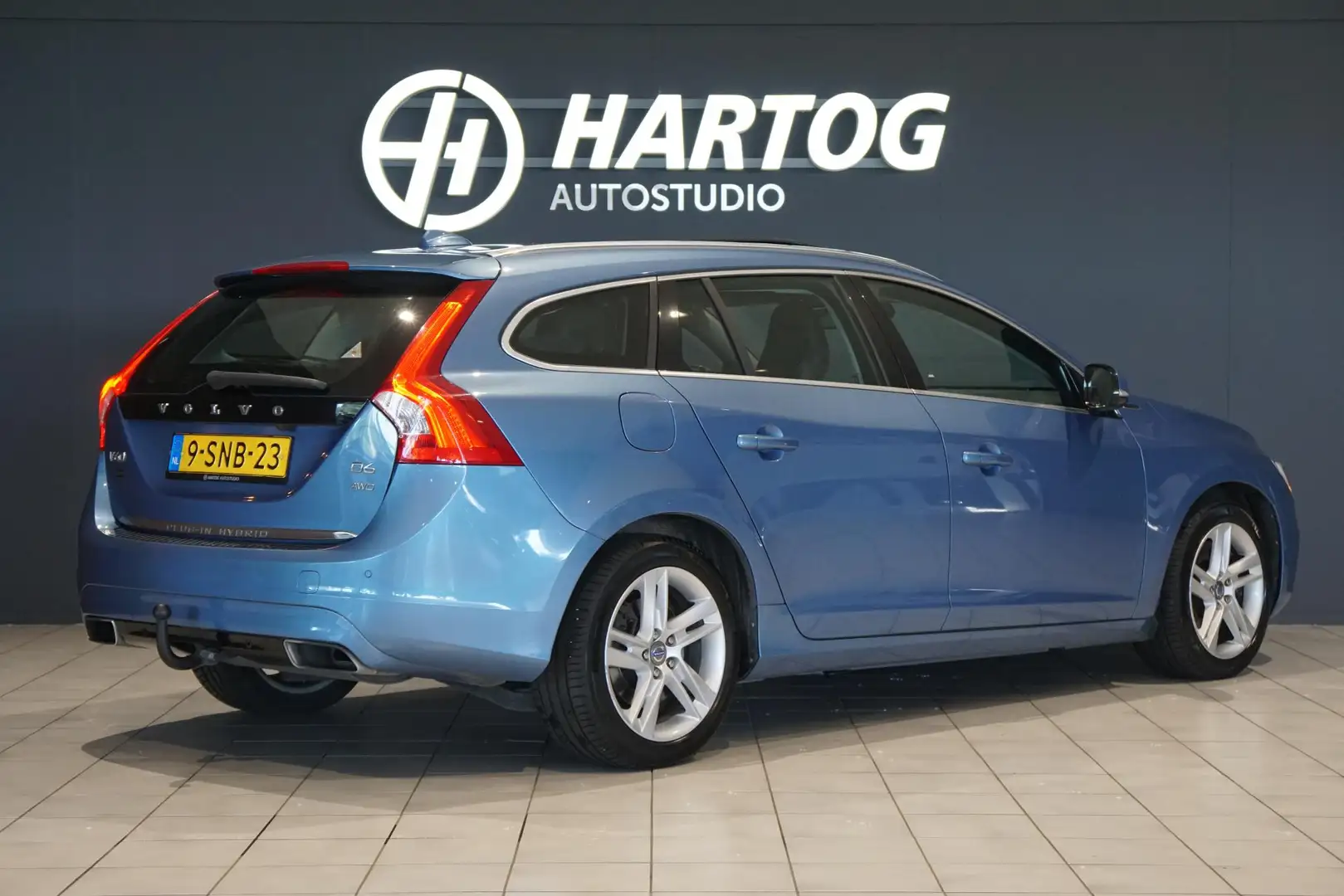 Volvo V60 2.4 D6 AWD Plug-In Hybrid Summum *EERSTE EIGENAAR* Bleu - 2