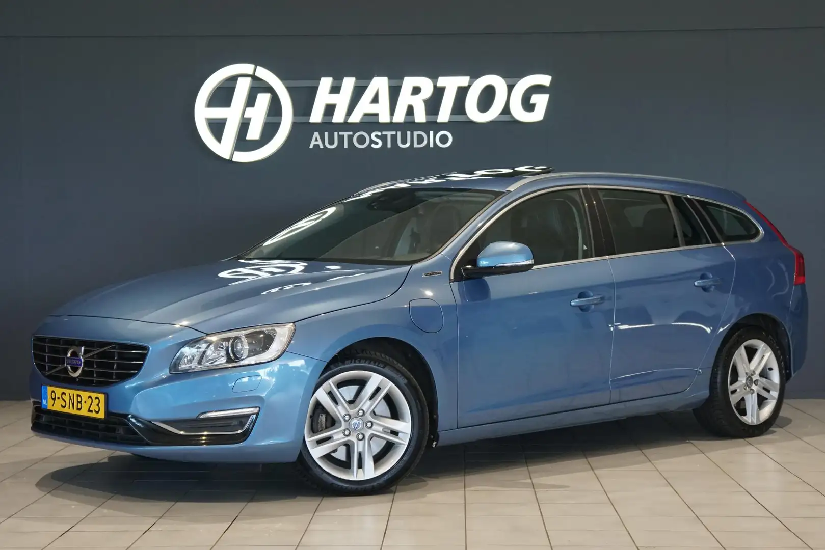 Volvo V60 2.4 D6 AWD Plug-In Hybrid Summum *EERSTE EIGENAAR* Bleu - 1