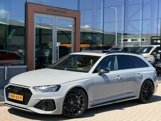 Audi RS4 view 3