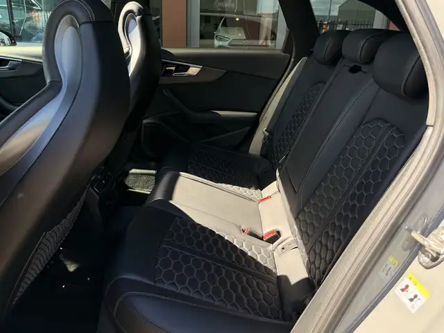 Audi RS4 view 8