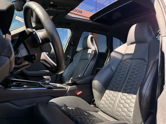 Audi RS4 view 5