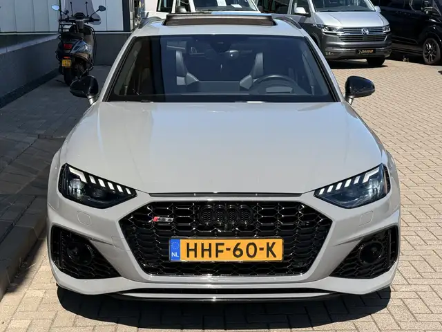 Audi RS4 view 10