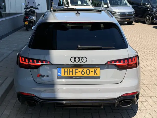 Audi RS4 view 18