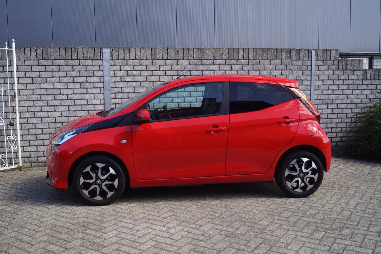 Toyota Aygo 1.0 VVT-i X-Joy 5 Deurs Clima Navi Apple Car Play Red - 2