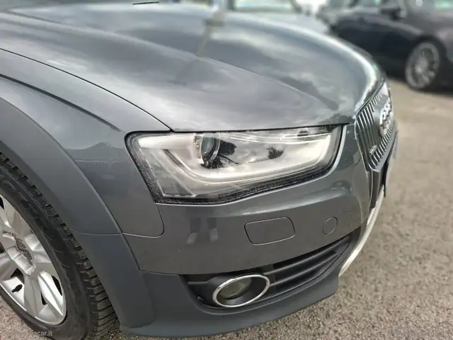 Audi A4 view 4