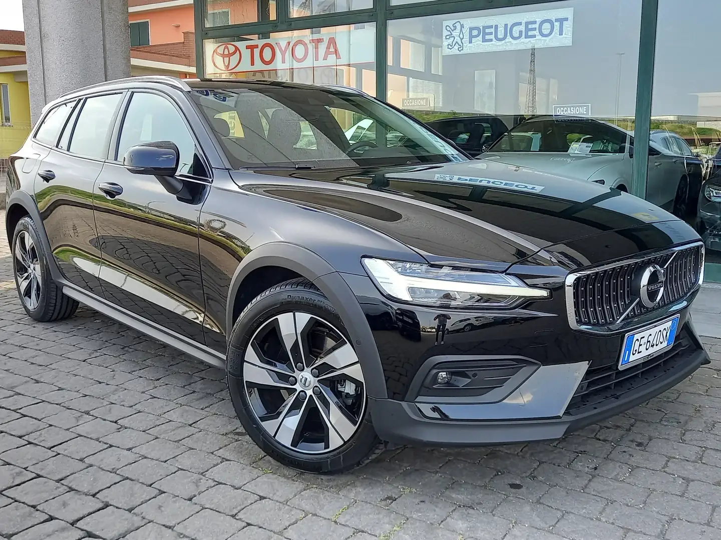 Volvo V60 Cross Country V60 Cross Country 2.0 b4 Business Pro awd auto Чорний - 1