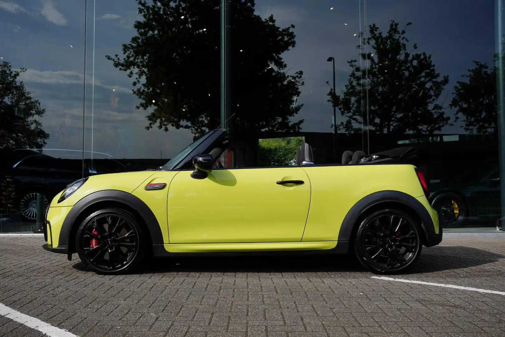 MINI John Cooper Works Cabrio 2.0 Essential GERESERVEERD Geel - 1