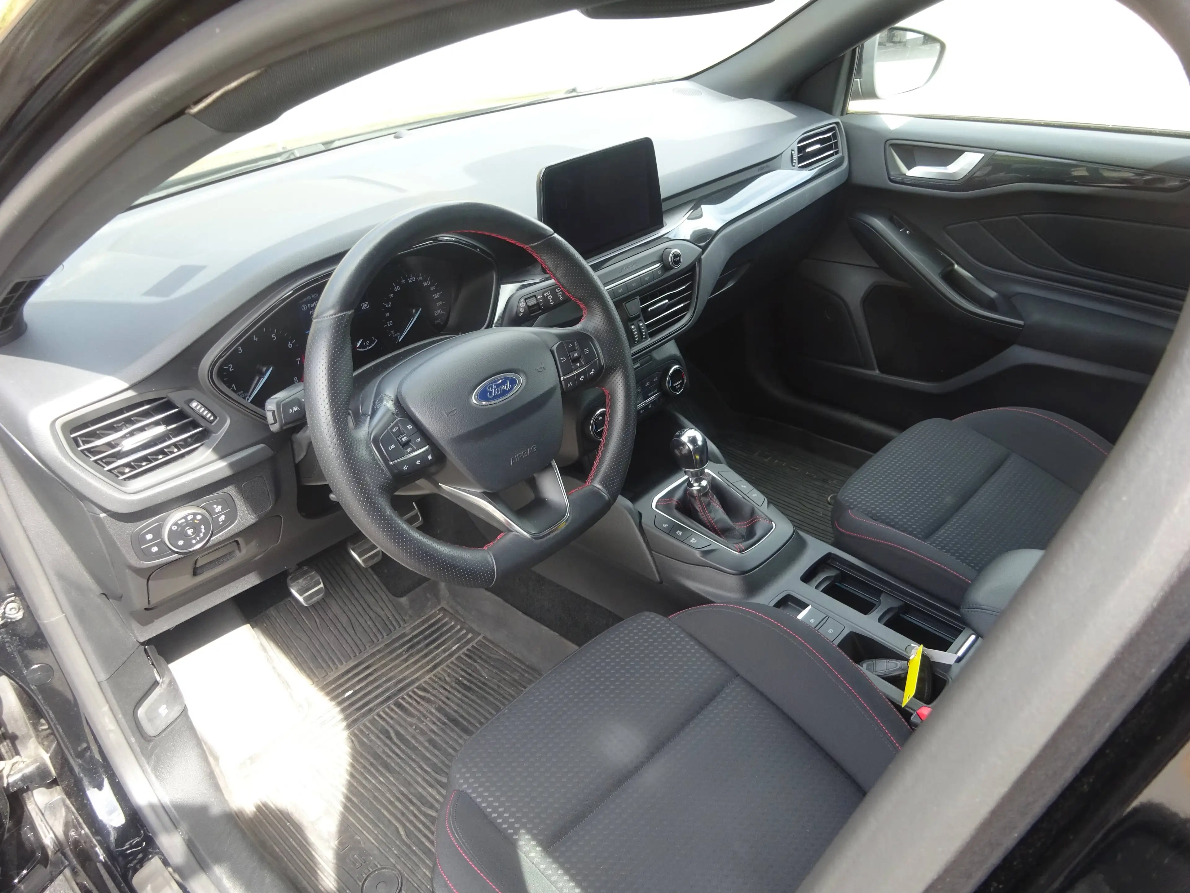 Ford Focus ST-Line — photo 8