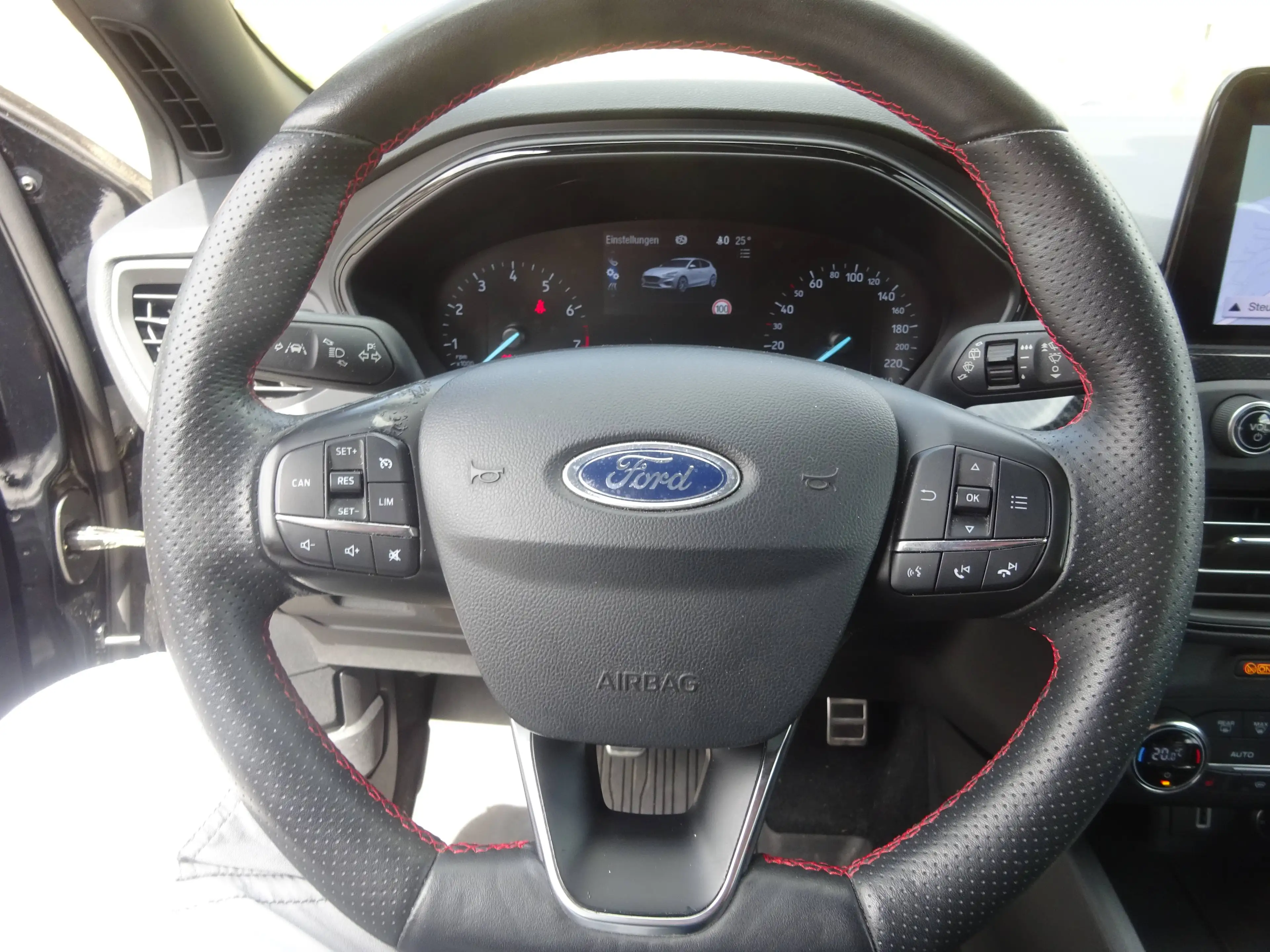 Ford Focus ST-Line — photo 12