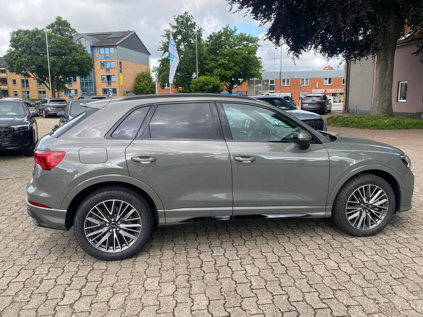 Audi Q3 40 TDI qu S line ACC AHK Optik Paket 19 Zoll Grau - 2
