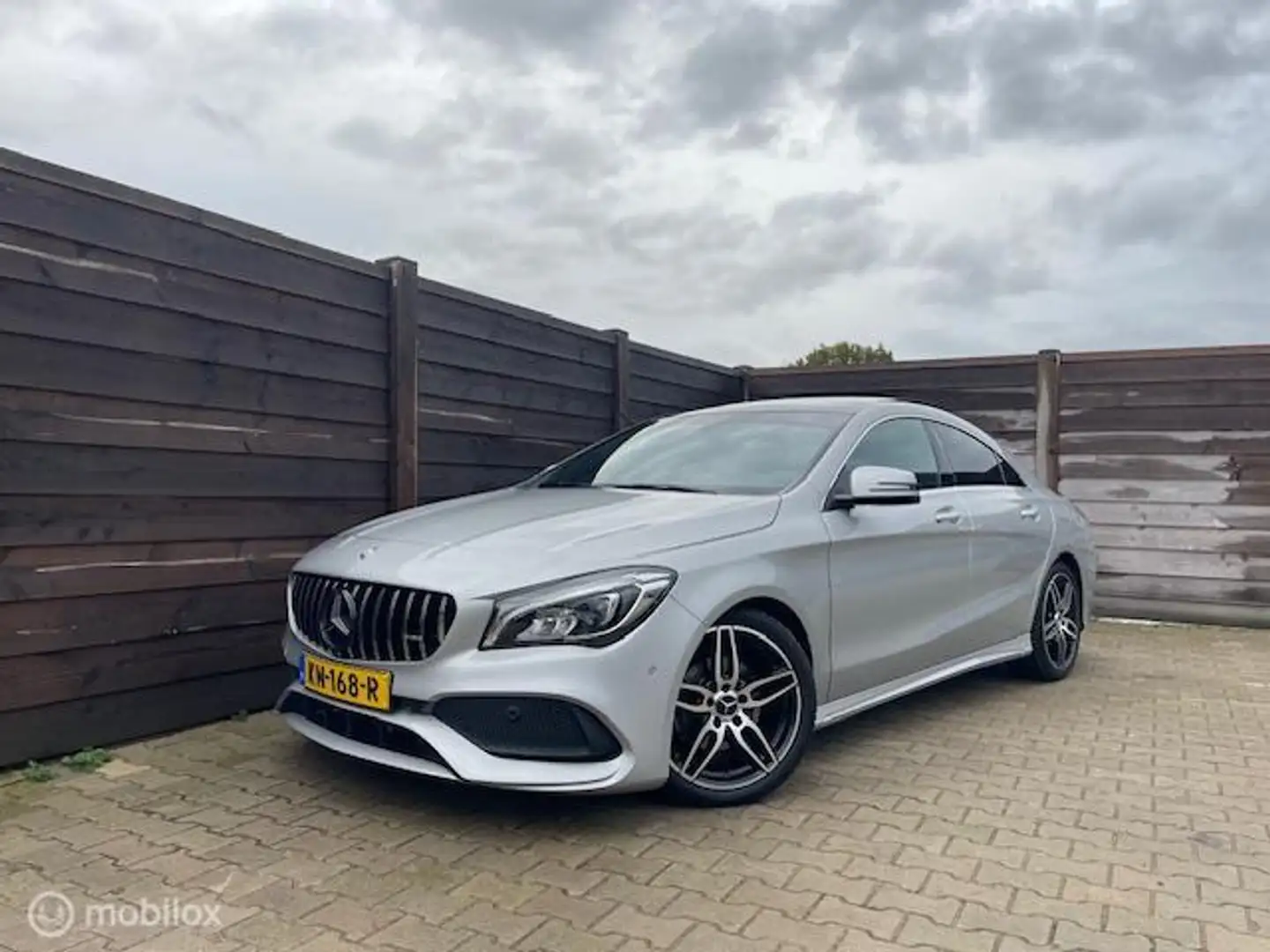 Mercedes-Benz CLA 180 AMG Ambition NAVI-PANO-LED Gris - 1