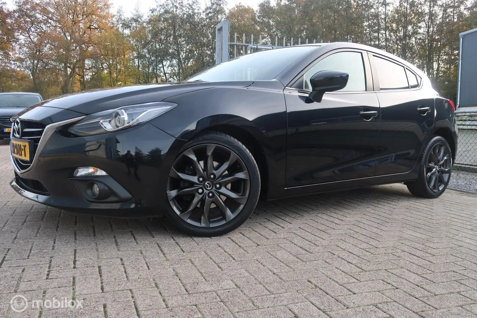 Mazda 3 2.0 GT-M Line CAMERA, STOELVERWARM, DAB, NAVI Zwart - 2