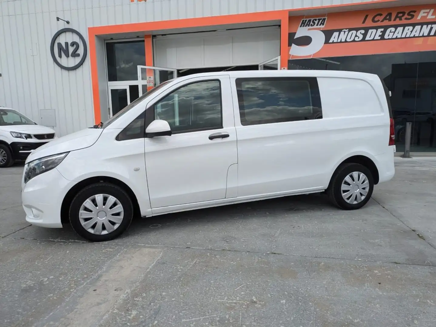 Mercedes-Benz Vito Tourer 110 CDI tD Base Larga Wit - 2