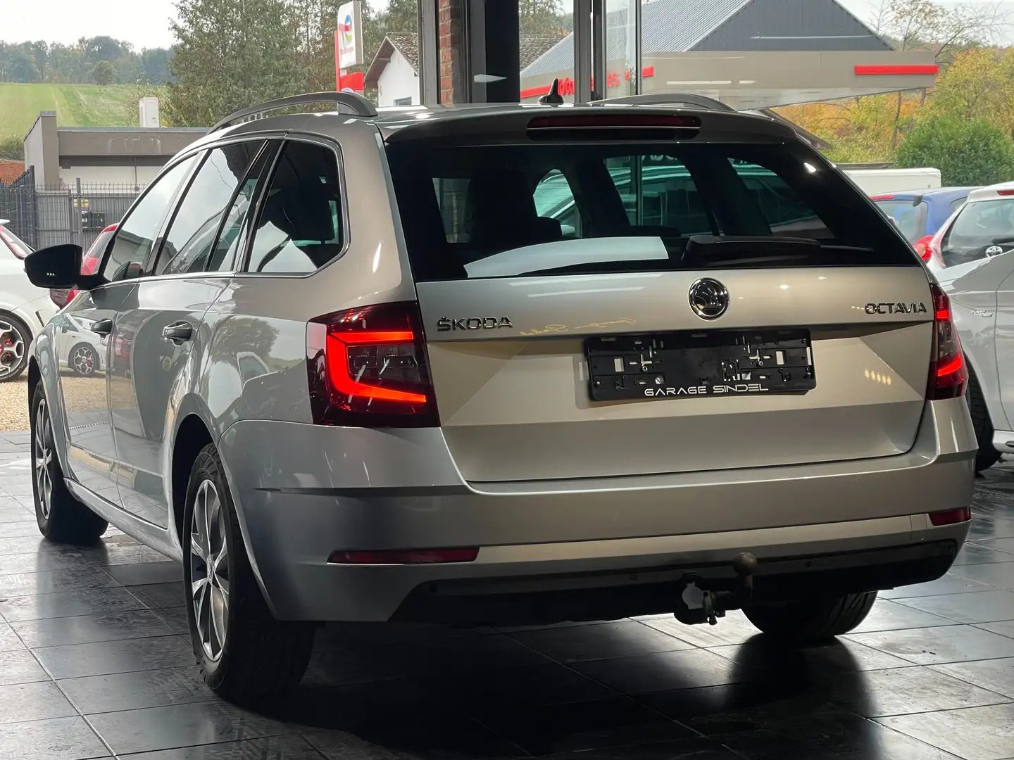 Skoda Octavia 1.6 TDi DSG*GARANTIE 1 AN*NAVI Argent - 2