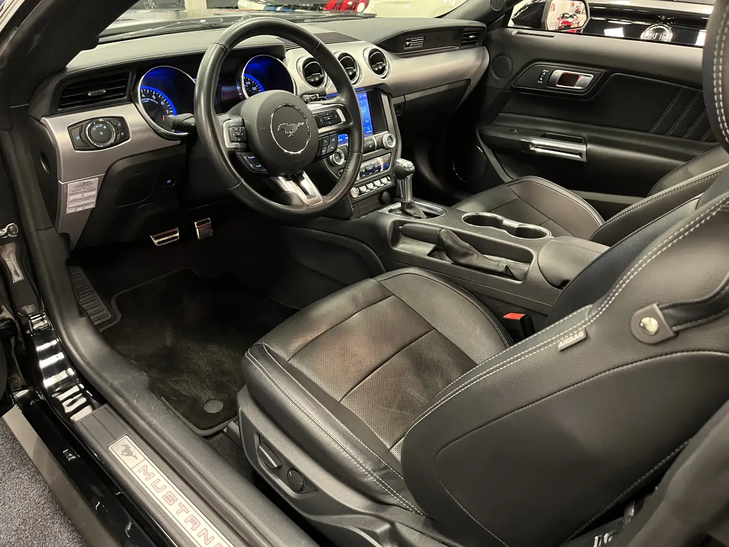 Ford Mustang Fastback 5.0i V8 GT Premium 460PK Automaat Schwarz - 2