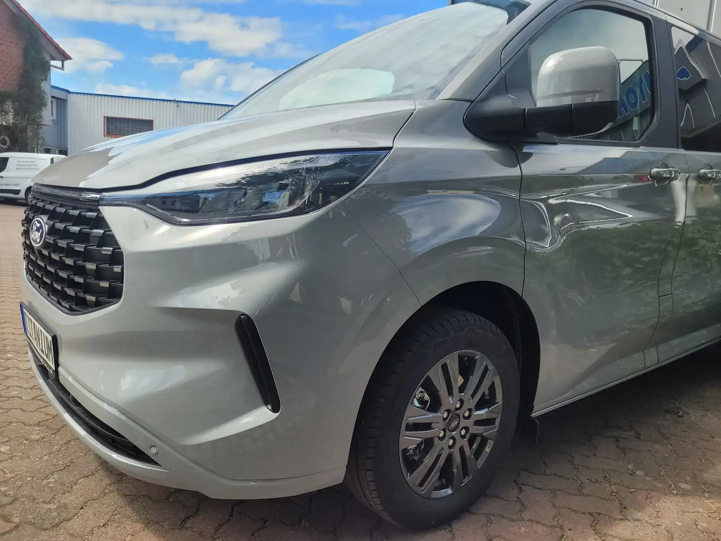 Ford Tourneo Custom 2.0 EcoBlue 320 L1H1 Titanium+W-Paket+NAVI+AHK+ Grau - 1