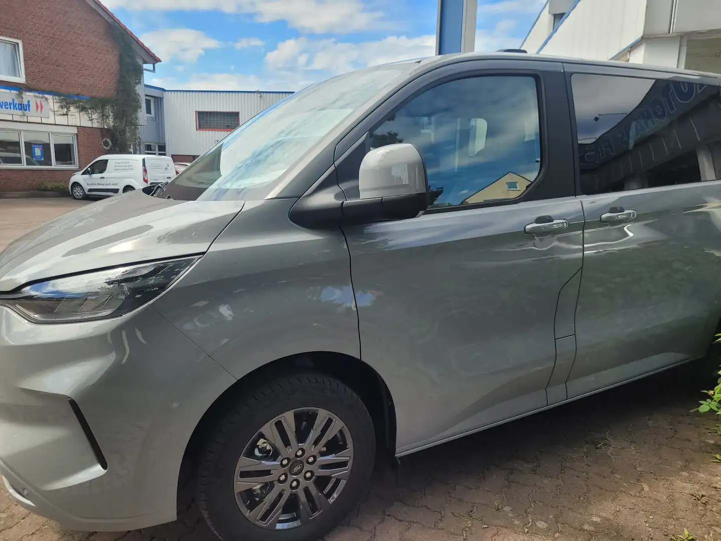Ford Tourneo Custom 2.0 EcoBlue 320 L1H1 Titanium+W-Paket+NAVI+AHK+ Grau - 2