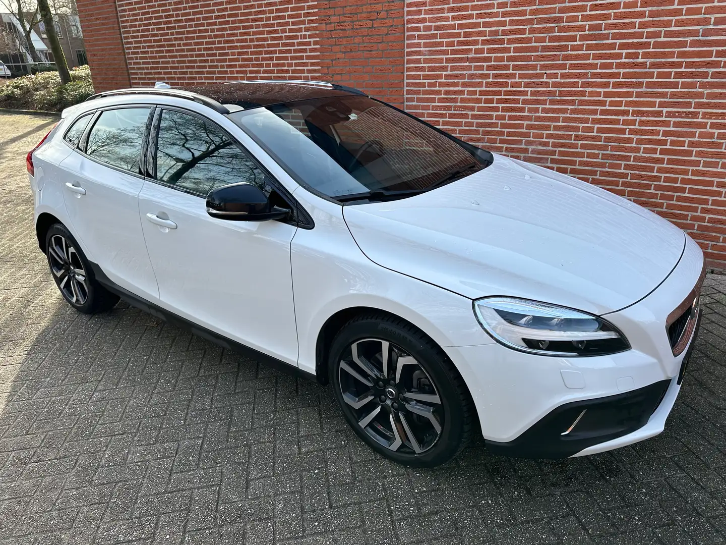 Volvo V40 Cross Country 2.0 D2 Nordic+ Wit - 1