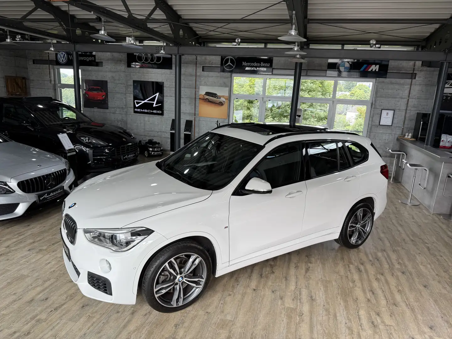 BMW X1 xDrive 20 i M Sport*PANO*KAMERA*HUD*LEDER*H&K Blanc - 2